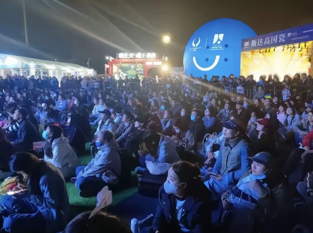 包含比赛现场人山人海，气氛火爆异常的词条